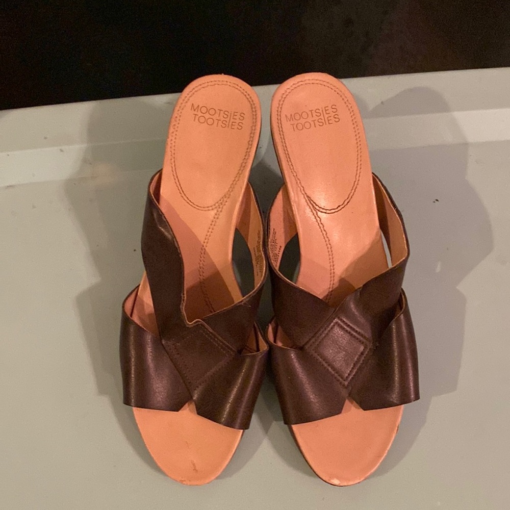 Tan sole, brown heels.